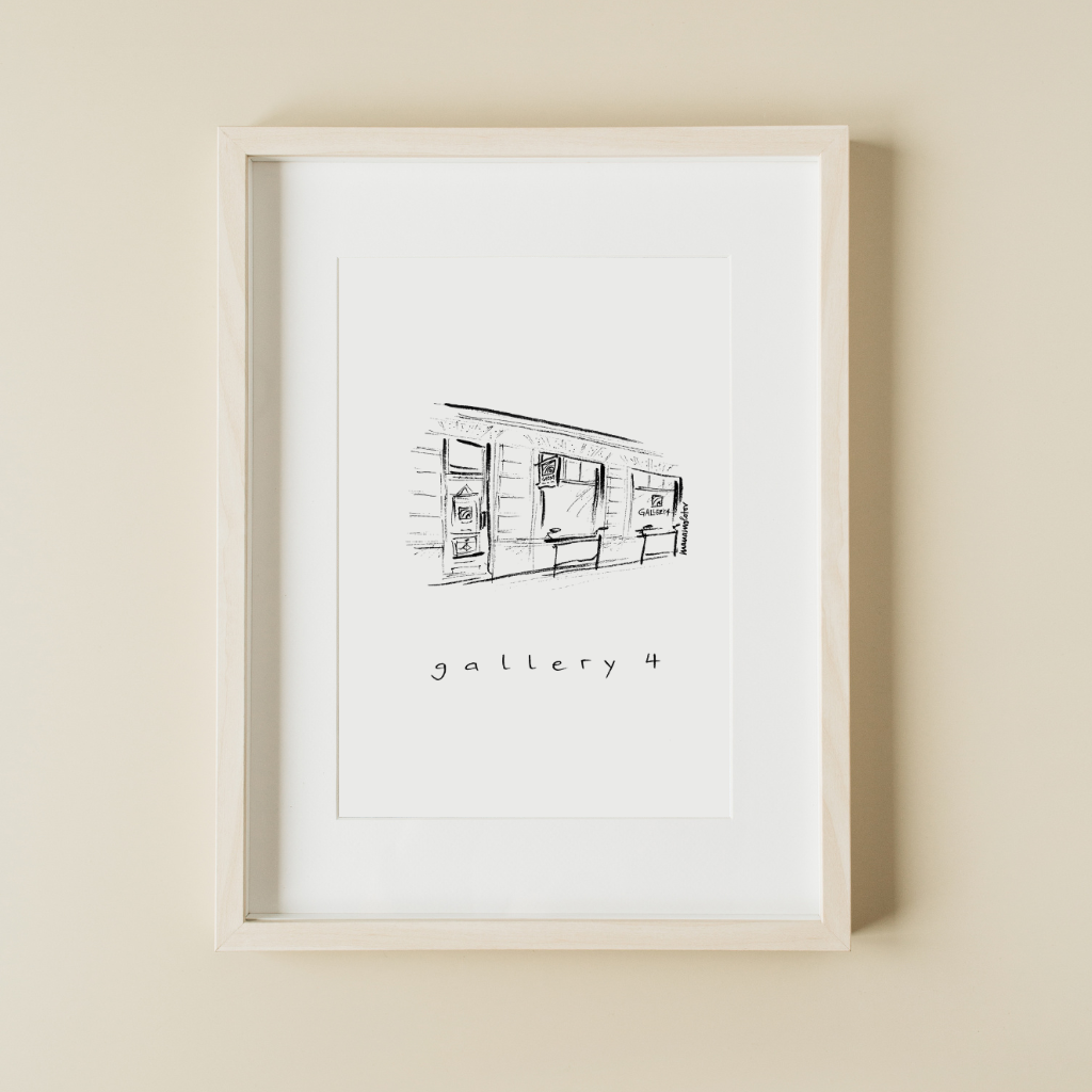 Eine schwarz-weiß Zeichnung des Cafés "Gallery 4" illustriert von der Künstlerin manamolotov. Der Name des Cafés steht unter die Zeichnung geschrieben. Die Zeichnung gibt es als POster in A4 oder A3 im Onlineshop von Yourlocalartdealer zu kaufen und eignet sich perfekt als Erinnerung oder als Geschenk für Freunde und Familie.