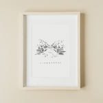 Eine schwarz-weiß Zeichnung des Kanals in Lindenthal illustriert von der Künstlerin manamolotov. Darunter ist der Name des Viertel geschrieben. Die Zeichnung gibt es als A4 oder A3 Poster bei YouLocalArtDealer im Onlineshop zu kaufen. Das Poster eignet sich perfekt als Erinnerung oder Geschenk für Freunde und Familie.
