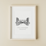 Eine schwarz-weiß Zeichnung des Eingangs des Rheinenergie-Stadions illustriert von der Künstlerin manamolotov. Der Name des Stadions ist unter die Zeichnung geschrieben. Die Zeichnung gibt es als A4 oder A3 Poster bei YourLocalArtDealer im Onlineshop zu kaufen. Das Poster eignet sich perfekt als Geschenk oder als Erinnerung für Freunde und Familie
