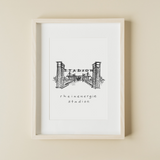 Eine schwarz-weiß Zeichnung des Eingangs des Rheinenergie-Stadions illustriert von der Künstlerin manamolotov. Der Name des Stadions ist unter die Zeichnung geschrieben. Die Zeichnung gibt es als A4 oder A3 Poster bei YourLocalArtDealer im Onlineshop zu kaufen. Das Poster eignet sich perfekt als Geschenk oder als Erinnerung für Freunde und Familie